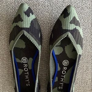 Rothys Size 8 Camo Pointed Toe Flat